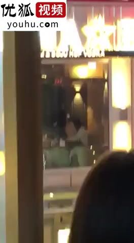韩国拍到的情侣餐厅上演肉搏戏