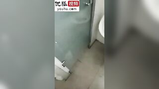公厕偷拍情侣厕所打炮