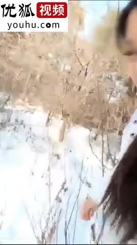 这个太屌了网红主播铁锤妹妹在雪地里野战直播吃一口雪玩冰火