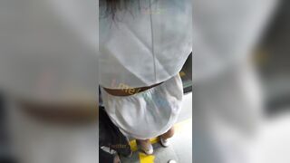 【地铁真实猥亵】广州地铁白连衣裙，露腰妹子被这群屌丝强势顶了，不出意外没有反抗!