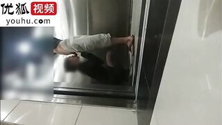 屌丝小混混穿着短裤拖鞋去接穿着性感白领女友下班看周围没有人直接在电梯里啪啪(VIP)