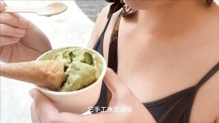 中国学生爱吃精液冰淇淋，在商场咖啡馆远程性高潮