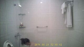 酒店浴室暗藏摄像头偷窥大奶子少妇洗澡