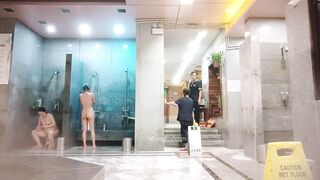 澡堂子内部员工偷窥几个身材丰满的少妇洗澡泡汤