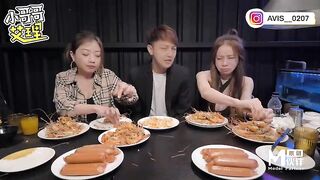 国产麻豆AV节目 台湾街头搭讪达人艾理 约会系列 网美大胃王PK !