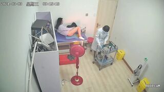 《医院监控破解》偷窥多位美女少妇脱了内裤让医院仔细检查下体 (3)
